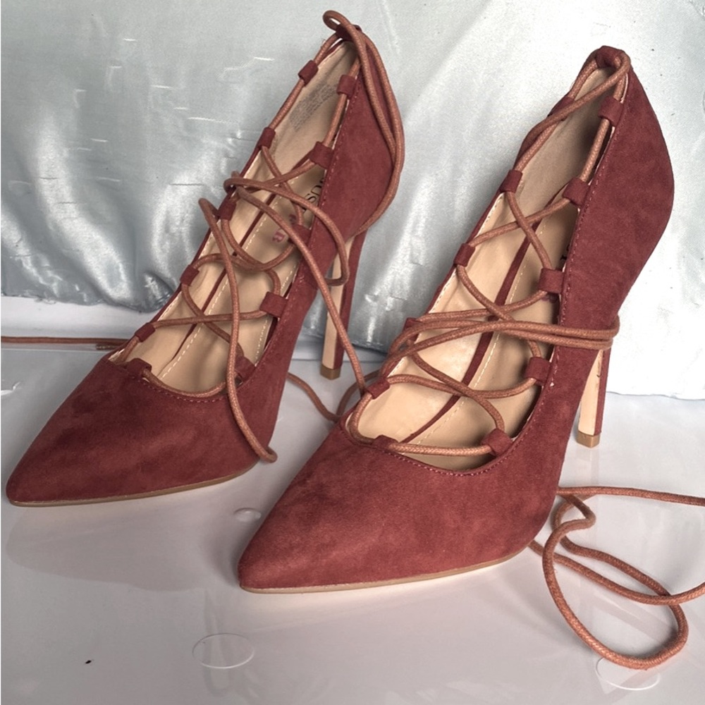 Purchased from JustFab. Never worn in new condition. Rusty brown, suede pump.